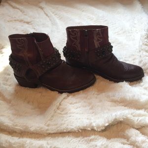 Cute ankle cowboy Sam Edelman “Skyler” boot.